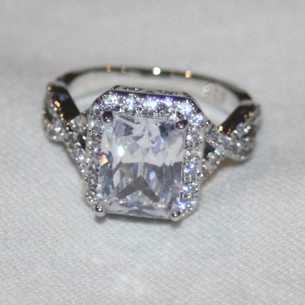 Beautiful Ladies Cocktail Ring size 7